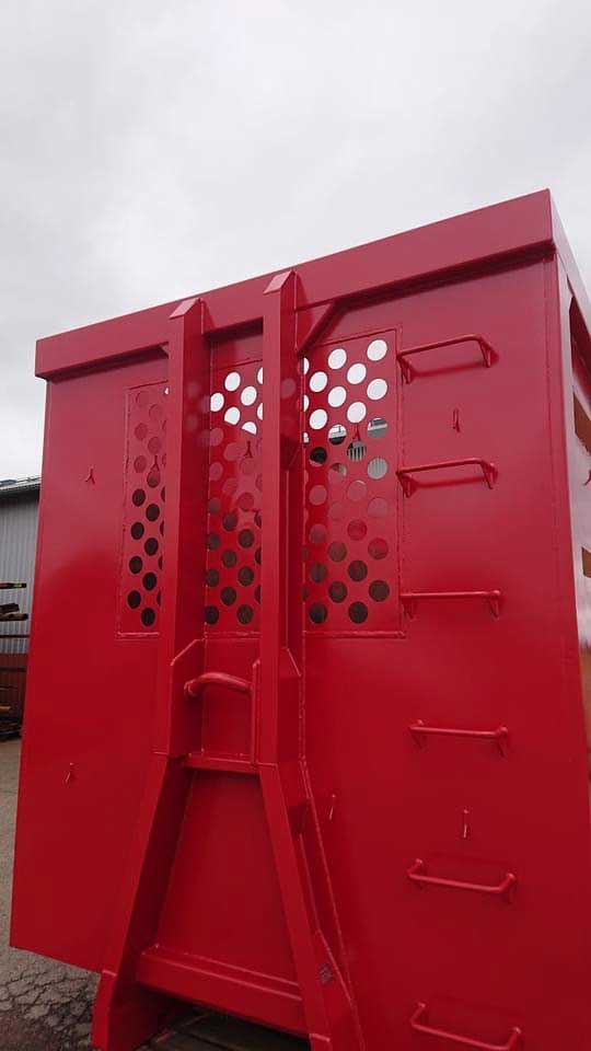 En röd container