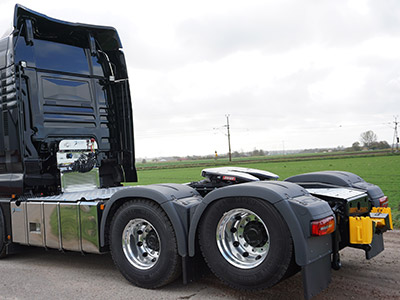 En svart lastbil sedd från baksidan