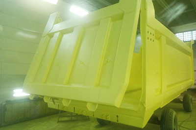 En lastdel av en lastbil lackeras gul