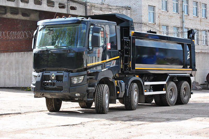 En svart lastbild med tipperpåbyggnad tillverkad av FJ Group