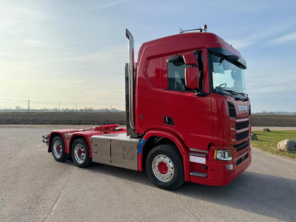 En röd lastbil